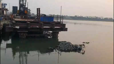 Man, daughter die as metal plate falls on their boat in Tapi