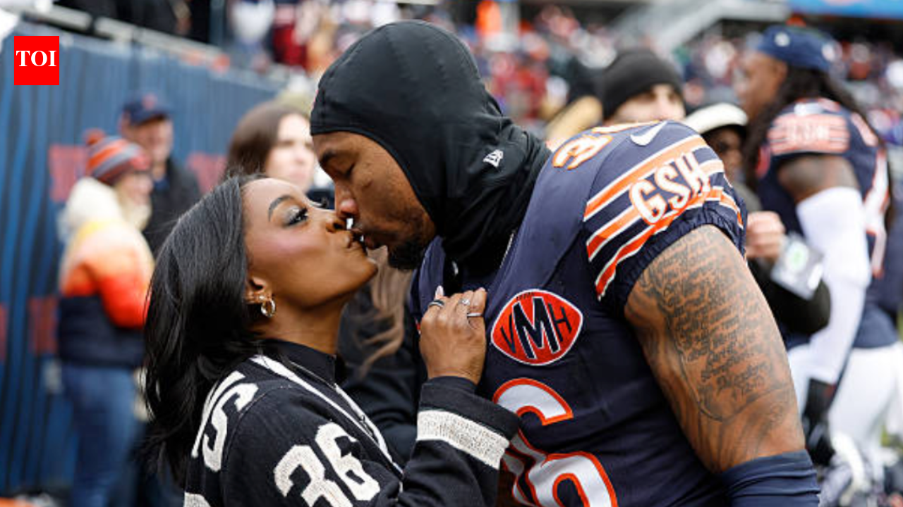 Simone Biles offers emotional support to Jonathan Owens as Bears’ season ends