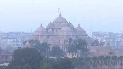 Delhi air quality improves to 150 after winter rain, with AQI in 'moderate' category; shallow fog likely during night hours