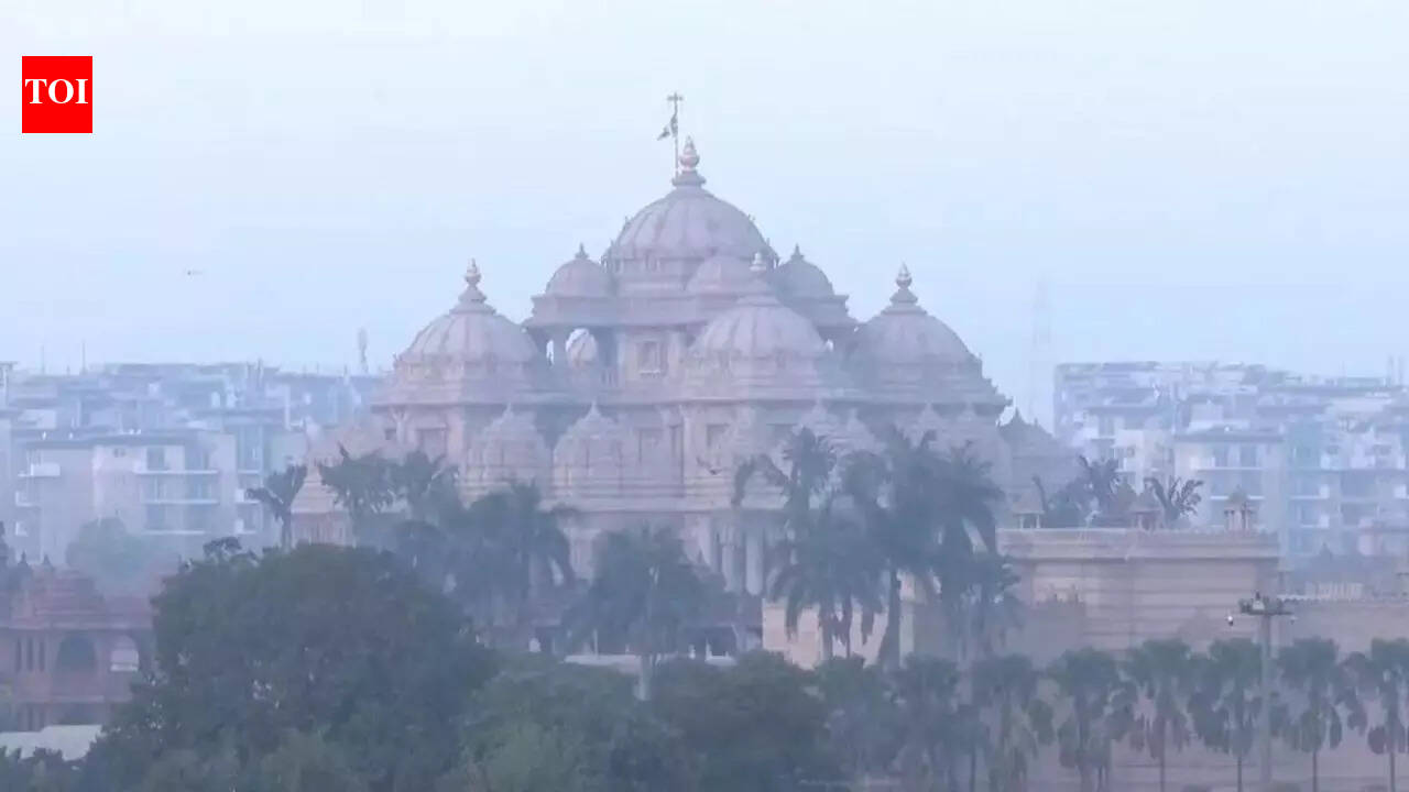 Delhi air quality improves to 150 after winter rain, with AQI in 'moderate' category; shallow fog likely during night hours