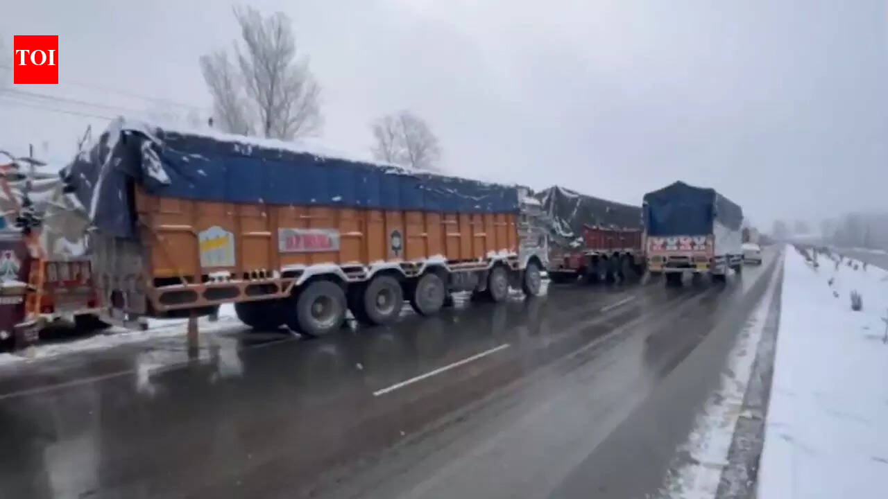 Srinagar-Jammu highway shut for third consecutive day amid heavy snowfall; hundreds stranded