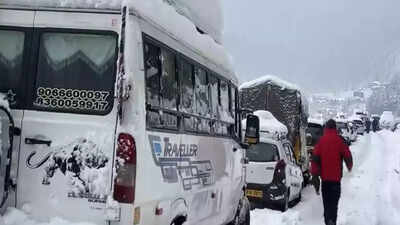 8-km highway jam leaves hundreds of tourists stranded in Manali; forced to trek 10-20km with luggage