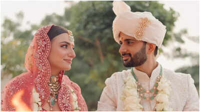 Singer Prakriti Kakar marries entrepreneur Vinay Anand in Jaipur; drops beautiful from wedding ceremony