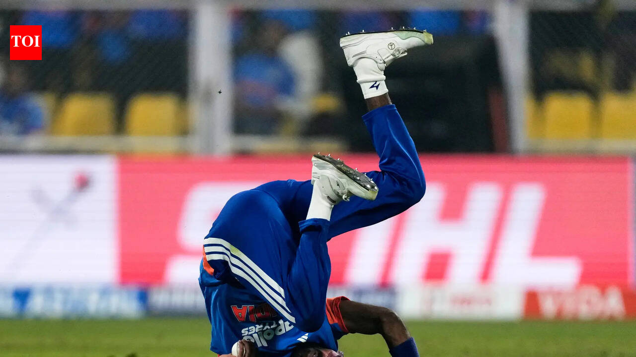 WATCH: Hardik Pandya flies to take outrageous catch vs NZ in third T20I