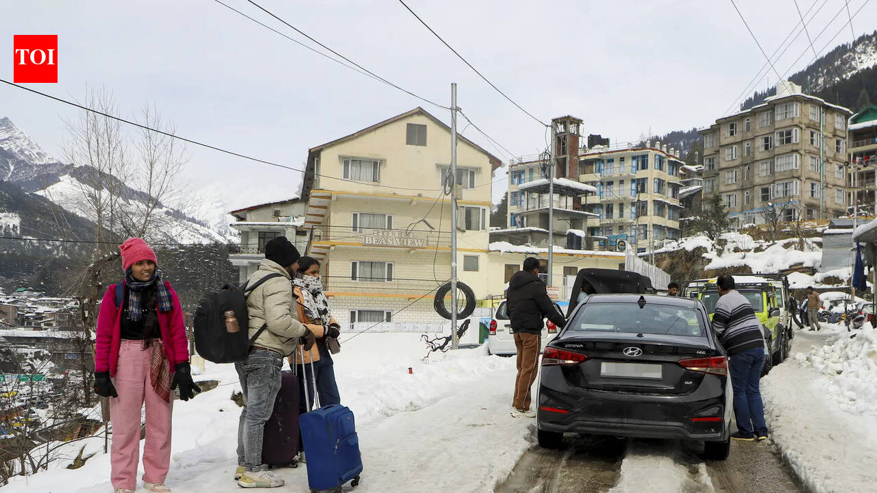 Himachal braces for more snow: IMD warns of fresh disturbance; over 800 roads blocked