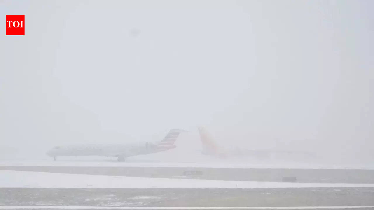 Winter storm grounds US air travel: Over 10k flights cancelled as snow batters major hubs