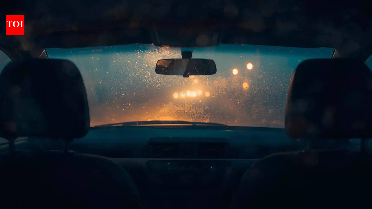 How to clear a foggy windshield quickly in cold and rainy weather