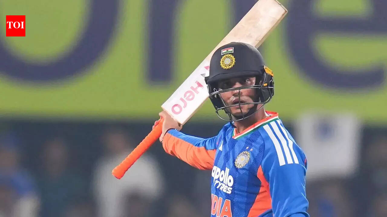 New Zealand players inspect Abhishek Sharma's bat – WATCH