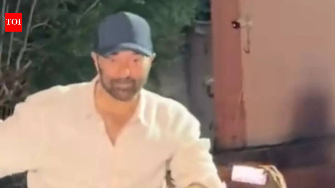 Sunny Deol surprises fans as he visits theatres to witness 'Border 2' craze, fans chant 'Bharat mata ki jai'