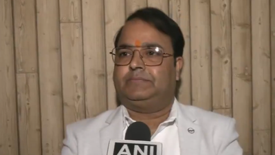 শঙ্করাচার্য অভিমুক্তেশ্বরানন্দকে নিয়ে বিতর্ক: ইউপি-তে সরকারপন্থী অফিসার পদত্যাগ করেছেন, বলেছেন তিনি মুখ্যমন্ত্রী ও প্রধানমন্ত্রীর অপমান সহ্য করতে পারবেন না