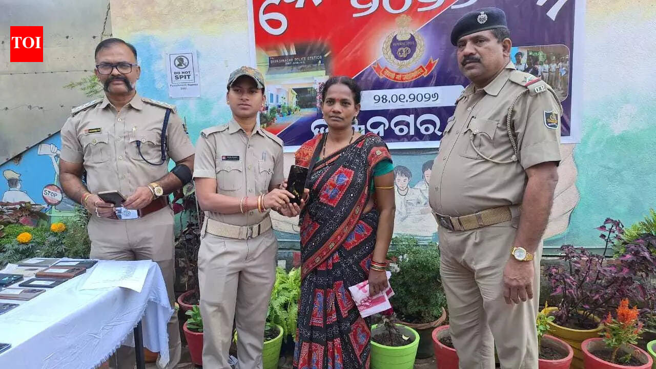 Police handover 71 lost mobile phones back to owners