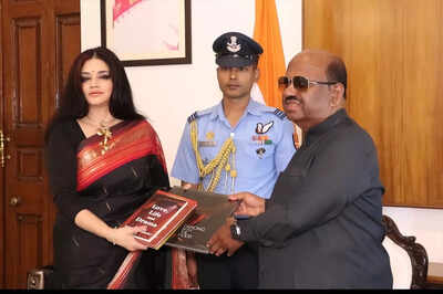 Governor felicitates Bharatanatyam dancer Sohini Roychowdhury at Lok Bhavan