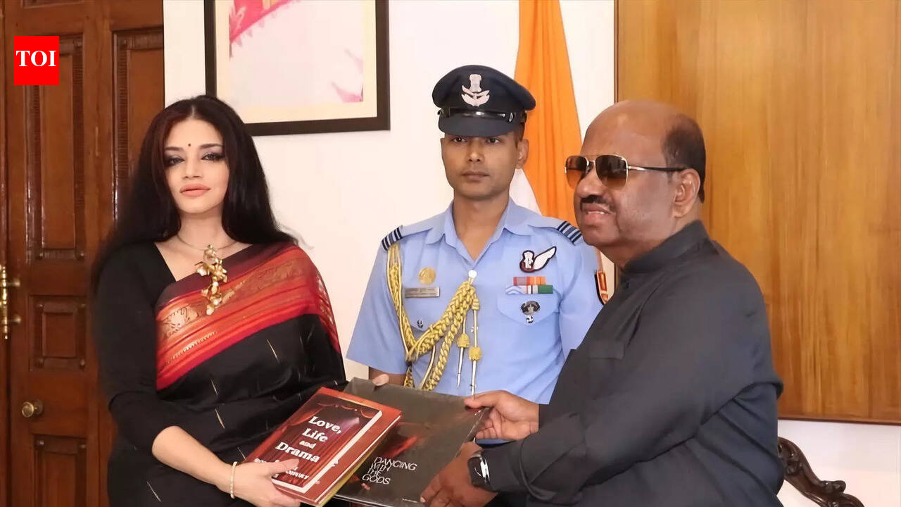 Governor felicitates Bharatanatyam dancer Sohini Roychowdhury at Lok Bhavan
