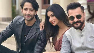‘Ab Hoga Hisaab’: Mouni Roy drops behind-the-scenes pics with Shaheer Sheikh, Sanjay Kapoor