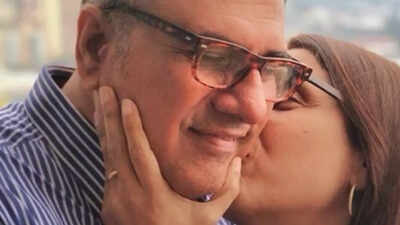 बोमन ईरानी और ज़ेनोबिया ईरानी ने अपनी 41वीं शादी की सालगिरह मनाई और एक मनमोहक वीडियो साझा किया