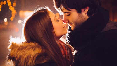 जिन राशियों के लोग रोमांटिक तो होते हैं लेकिन कभी खुलकर इजहार नहीं कर पाते