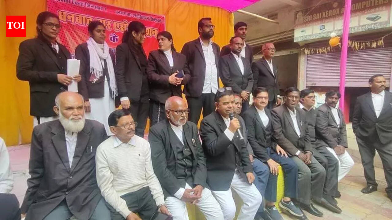 Dhanbad Civil Court Strike: Lawyers Protest Road Closure, Judicial Work Halted