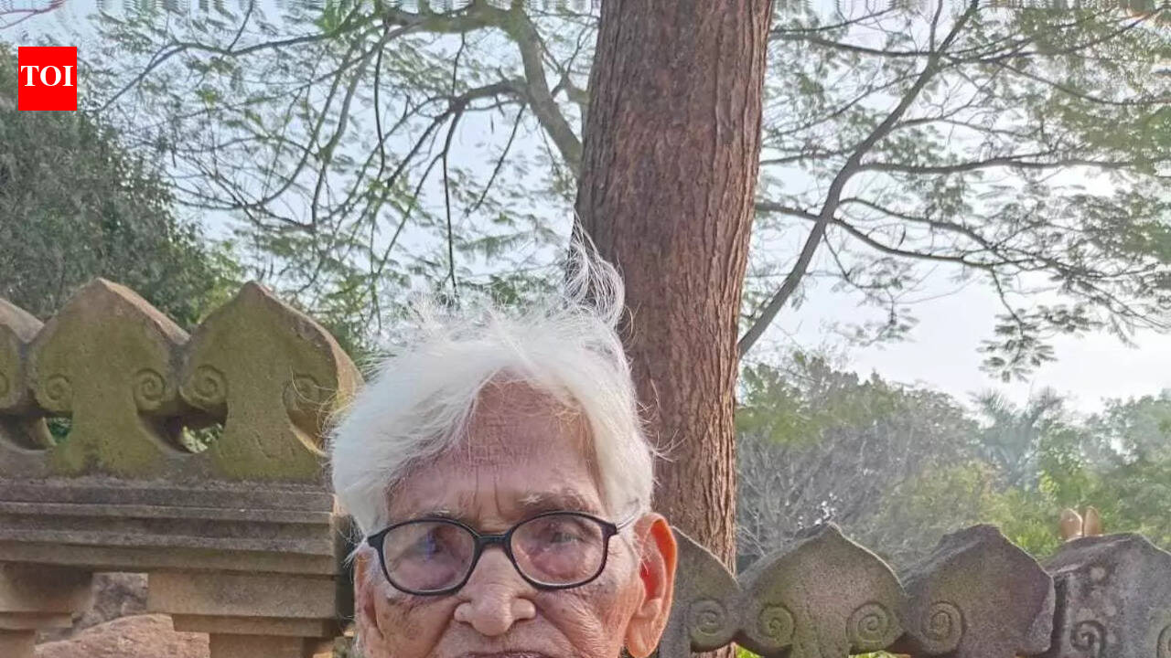 Noted Gandhian & freedom fighter Padmacharan Nayak turns 100