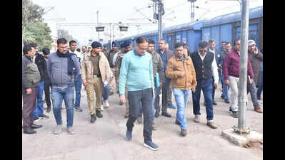 DRM Prayagraj div reviews work at Kanpur Central rly stn