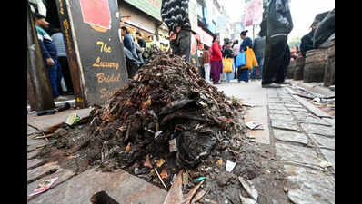 Undone by lack of funds, Chandni Chowk stretch reverts to type