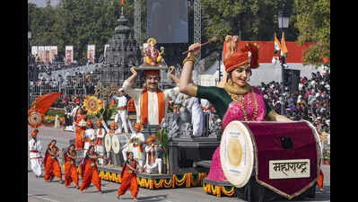 Nagpur’s dhol-tasha group steals show,Maha tableau is best at R-Day parade