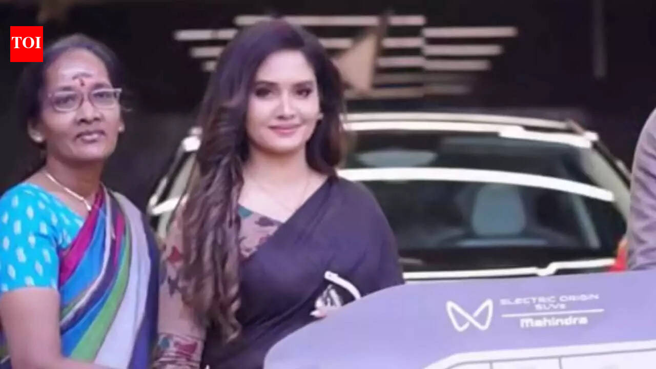 Pandian Stores actress Saai Gayathri welcomes home a brand-new SUV; see pic