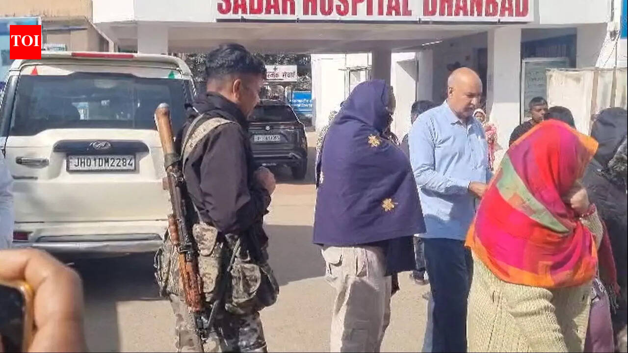 Health workers stage silent protest over boundary wall dispute at Dhanbad Sadar Hospital