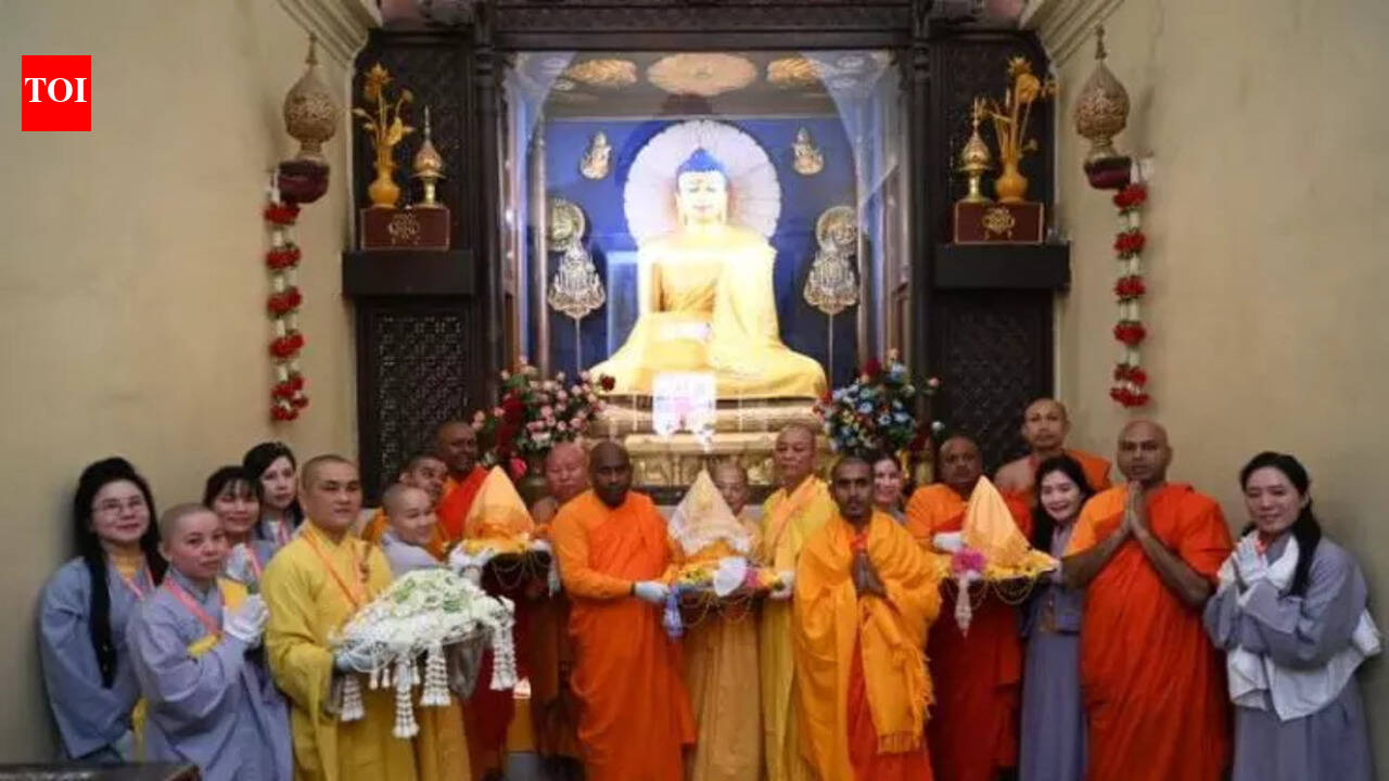 Tourists, monks take part in Buddha relics procession