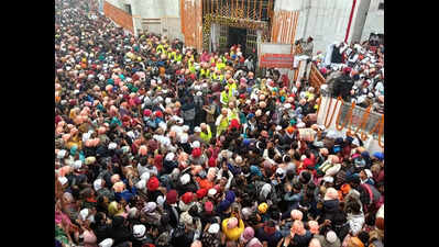 Crowds swarm ghats & temples in Kashi on Maghi Purnima, Ravidas Jayanti