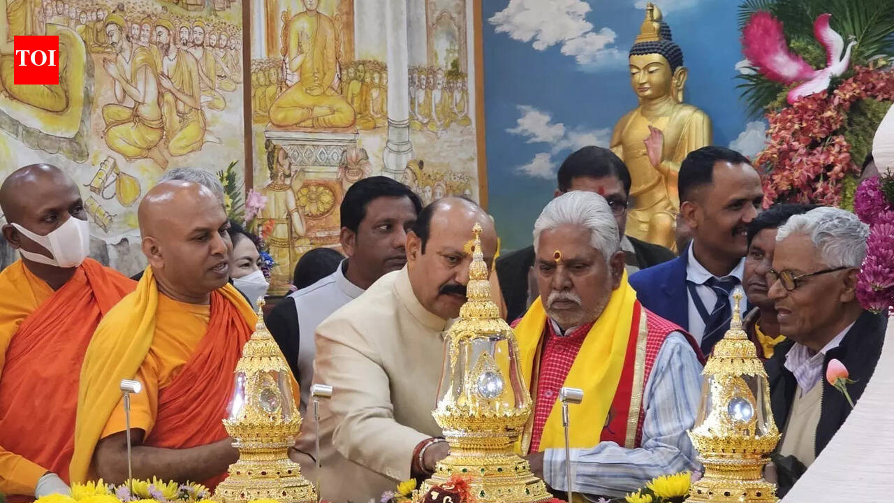 Buddhist devotees view sacred Buddha relics