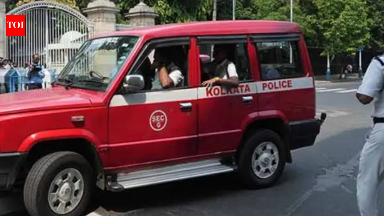 Bombs hurled, bullets fly, and stones pelted as two groups clash over control in Kolkata's Kankulia; 2 injured, several vehicles damaged