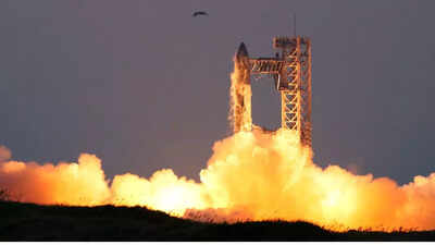 எலோன் மஸ்கின் ஸ்பேஸ்எக்ஸ், சூரிய சக்தியில் இயங்கும் செயற்கைக்கோள்களை சுற்றுப்பாதையில் AI தரவு மையங்களை இயக்க FCC அனுமதியை நாடுகிறது