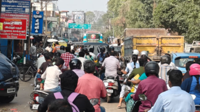Roadside vendors cause traffic congestion outside Hasthampatti uzhavar sandhai