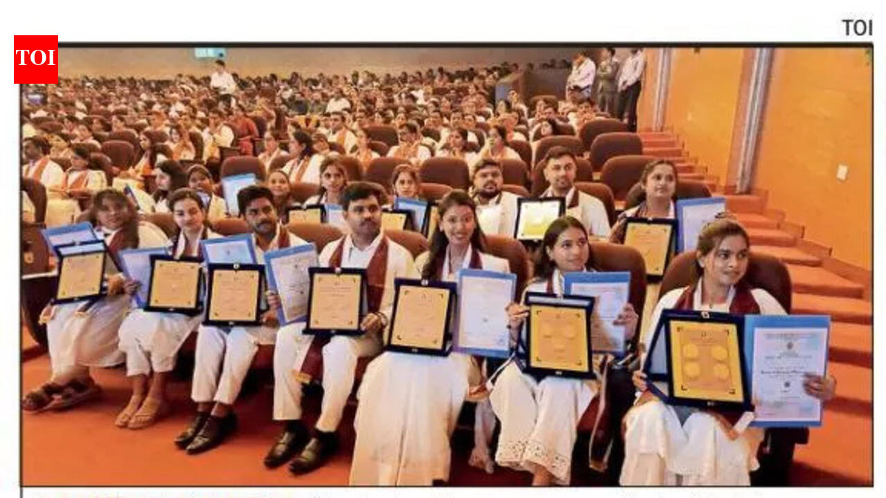 Technology should serve people, says Karnataka guv Gehlot at VTU convocation