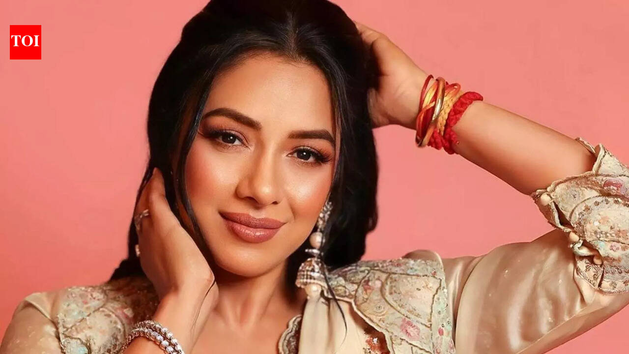 Rupali Ganguly recreates Priyanka Chopra, Bipasha Basu’s ‘Teri Dulhan Sajaoongi’