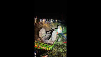 Tractor trolley overturns in Telangana village; 4 dead, 8 injured ...