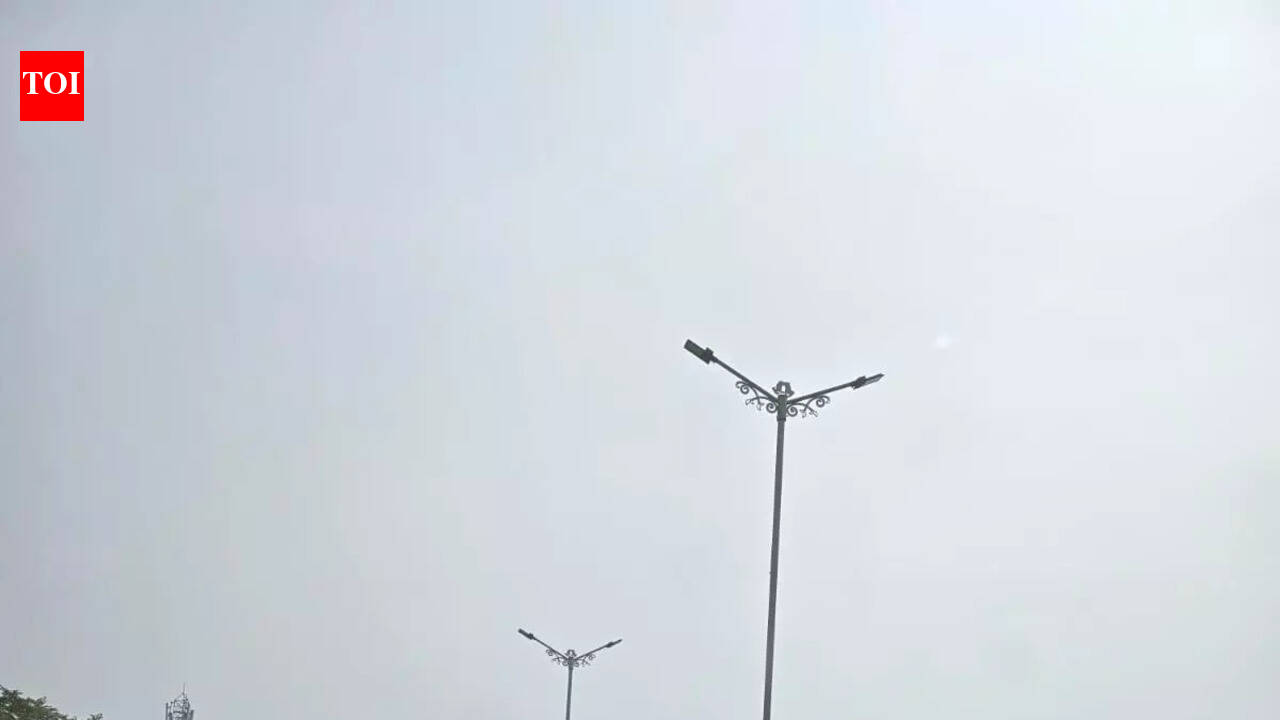 Illegal parking slows down traffic on road to SCB