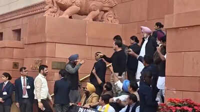 Face off outside Parliament: Rahul Gandhi calls Ravneet Bittu 'traitor', gets 'desh ke dushman' retort - watch