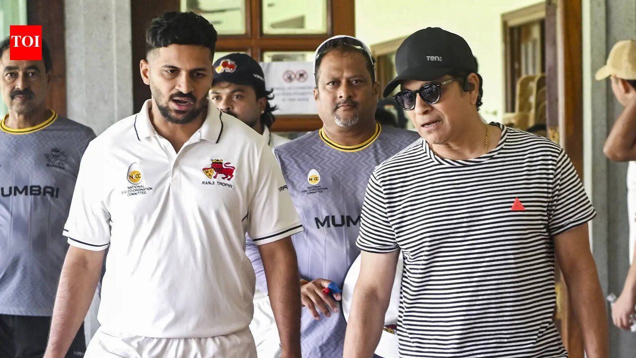 Sachin Tendulkar interacting with Mumbai cricket players