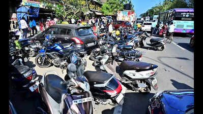 Advocates’ parking chokes NSC Bose Road outside Madras HC