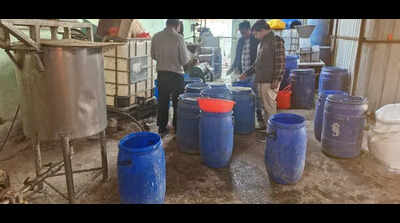 Titanium dioxide found in mayonnaise supplied to food stalls; 100 litres seized