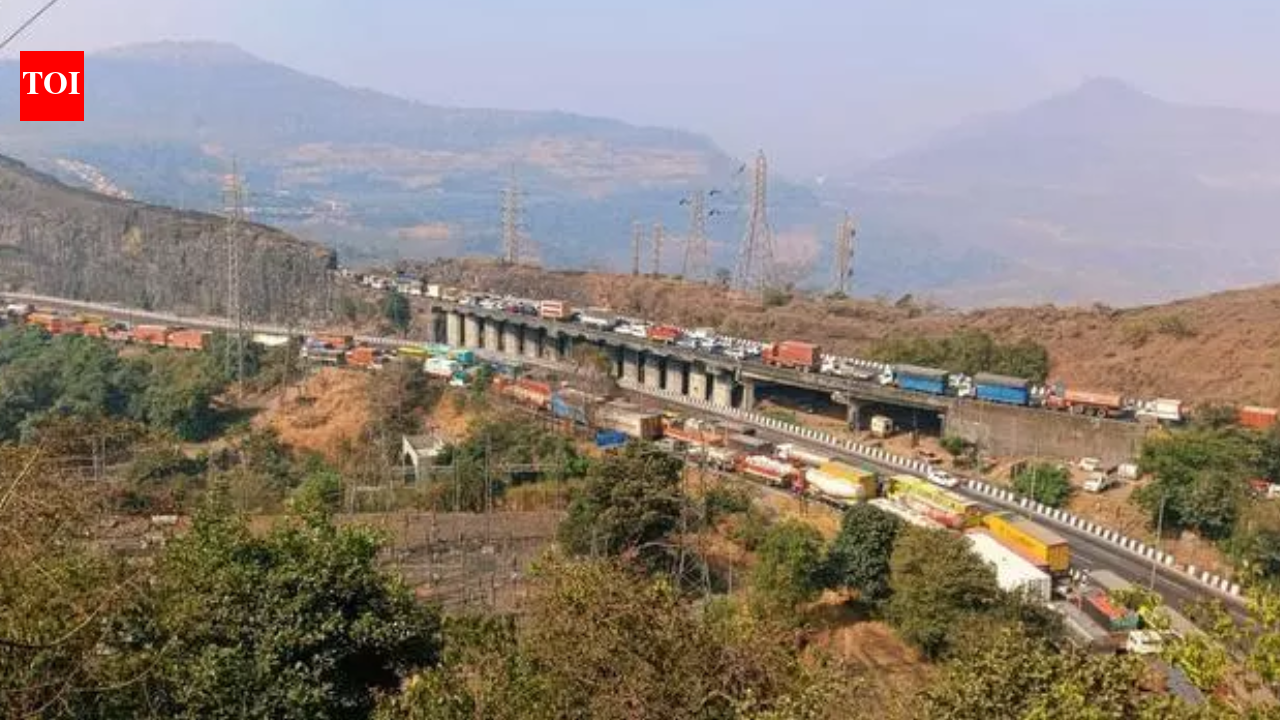 1,000s stranded for 32 hours on Mumbai-Pune expressway as gas tanker overturns