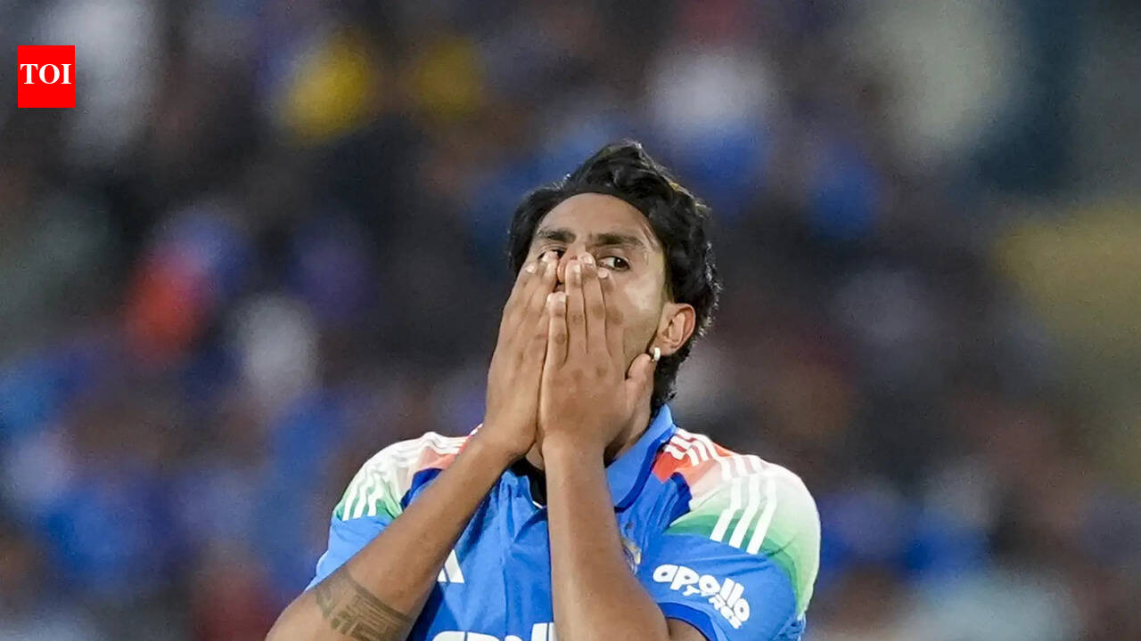 Injury scare for India before T20 WC as young pacer limps off during warm-up clash