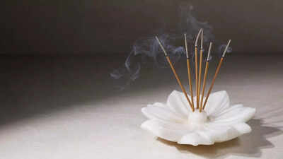 Why is burning incense sticks in the evening a daily ritual? How does it impact the Vastu of the house?