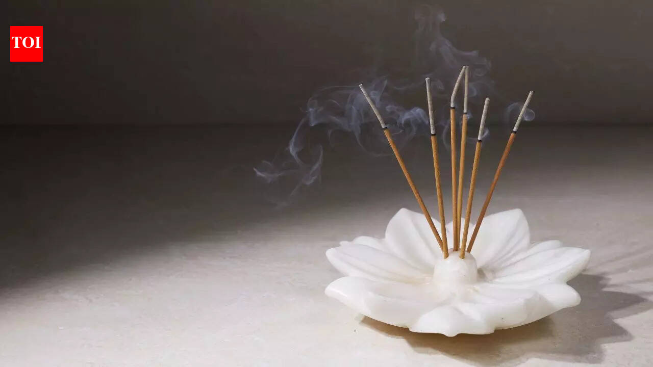 Why is burning incense sticks in the evening a daily ritual? How does it impact the Vastu of the house?