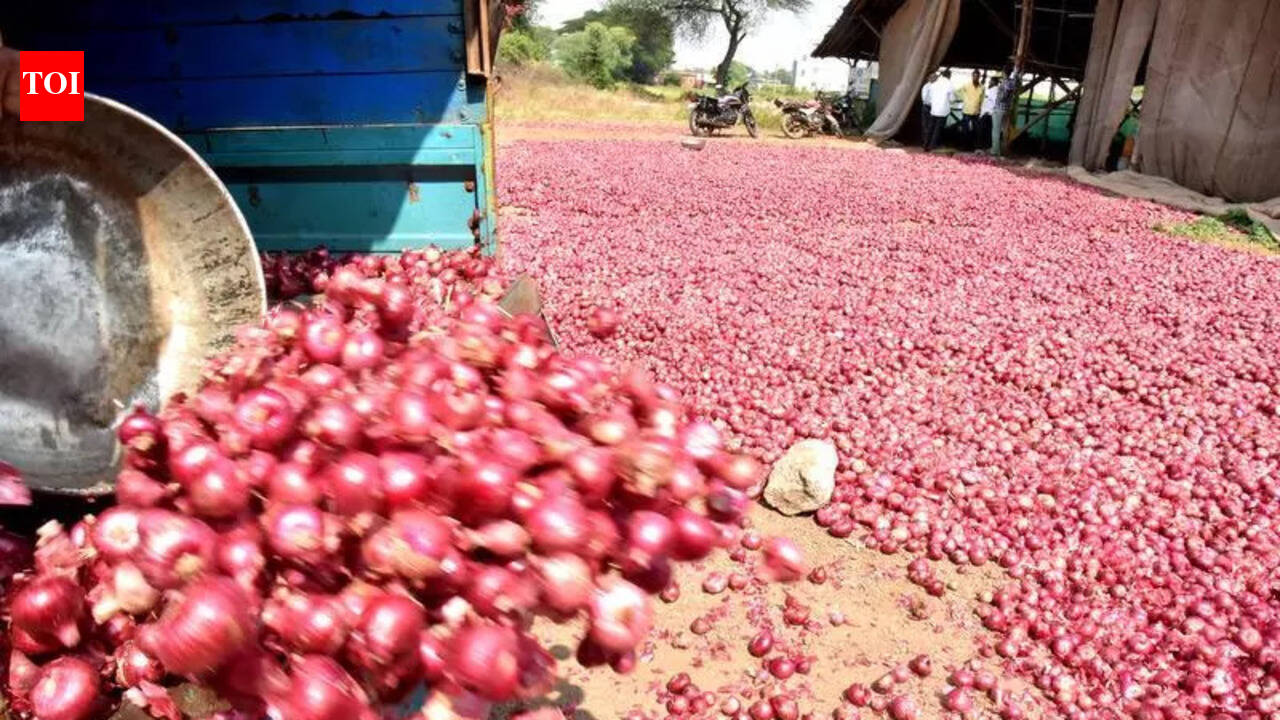 Avg wholesale onion prices drop 25% over 8-10 days in Lasalgaon APMC after supply surge
