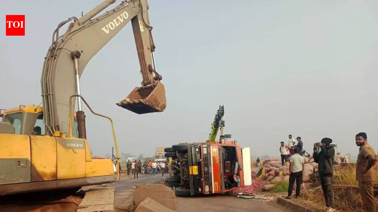 Onion-laden truck tips over, holds up traffic on Pune-Bengaluru highway near Kolhapur for almost 5 hours