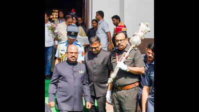 Guv cuts short speech at 4.5 mins, sparks war of words