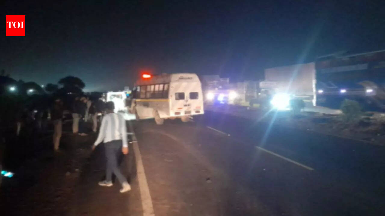 3 dead, 6 injured in head-on collision between 2-wheeler and pickup vehicle on Agra–Mumbai highway