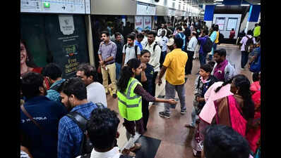 College student volunteers manage crowds at Central metro platforms